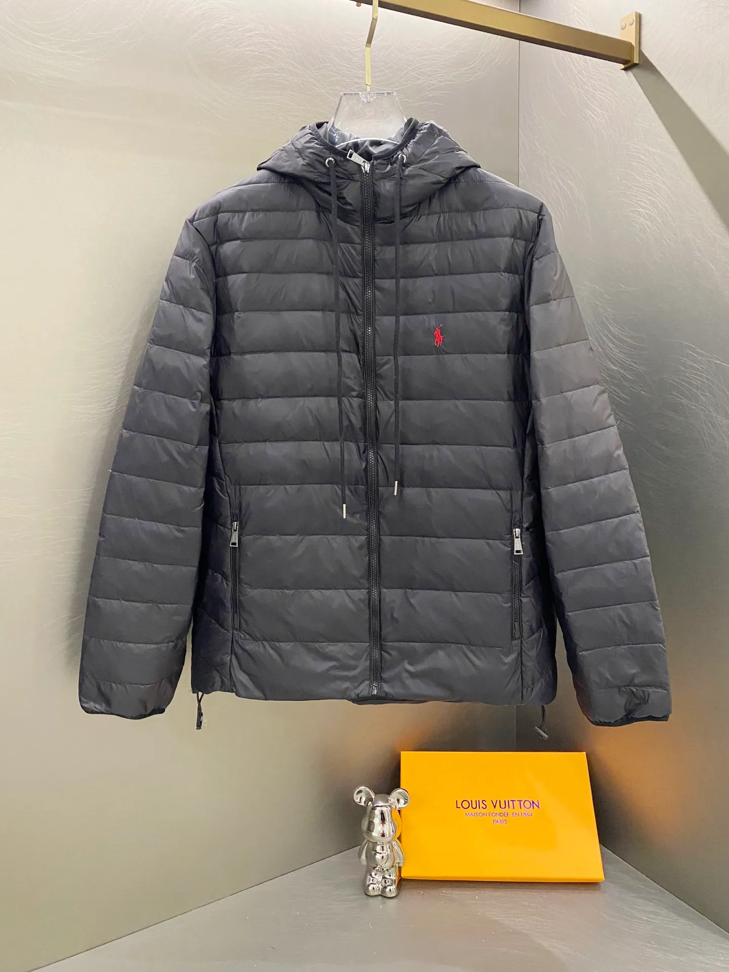 P640 Ralph Lauren/Ralph Lauren 24aw new winter product, Gorham series down jacket for sale on North American official website, classic and light down hooded down jacket - 0.15 grid nylon coating on the face for light three-proof construction, built-in 360T anti-drilling velvet coated gallbladder - corn tooth high-quality resin zipper, five large and small partition zippers all over the body, separate molding - originality restoration, original molding, full set of customized accessories, 100% detail processing - RL Ralph Lauren's classic best-selling hooded down jacket with small label. Best-selling offline in North America and out of stock all year round. Black, blue and army green three colors. Simple and versatile. Very practical. Detachable hood. Velcro to tighten cuffs. Elastic cord at hem. Free elastic adjustment. 350 grams of zoned down filling. Warm and comfortable. Warm in winter. Color: black, navy blue, army green. Size: M — XXL